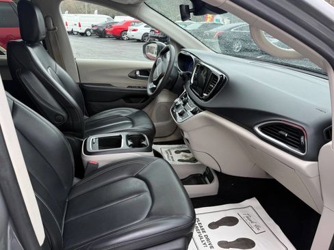 Used 2023 Chrysler Pacifica Touring-L image 9