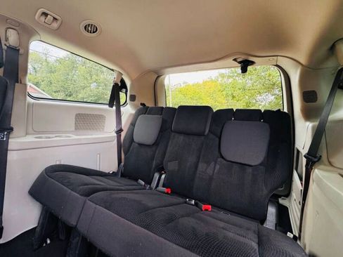 Used 2019 Dodge Grand Caravan SE w/ UConnect Hands-Free Group FWD image 12