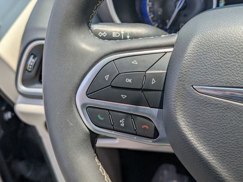 Used 2023 Chrysler Pacifica Touring-L FWD image 23