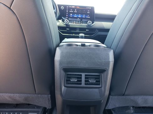 Used 2025 Chevrolet Colorado Trail Boss AWD/4WD image 31