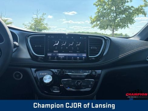 Used 2025 Chrysler Pacifica Limited FWD image 3