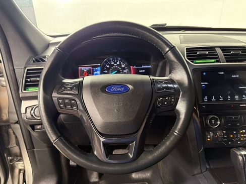 Used 2017 Ford Explorer XLT w/ Equipment Group 202A AWD/4WD image 15