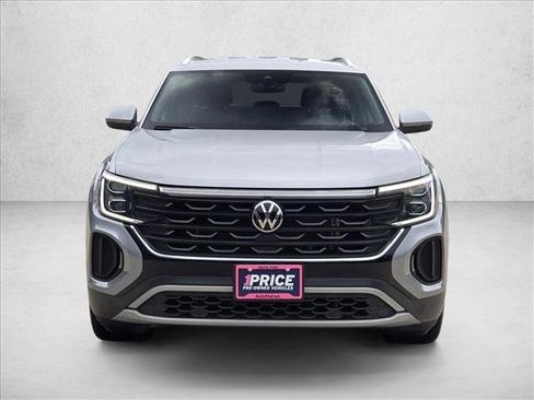 Used 2025 Volkswagen Atlas Cross Sport SE image 2