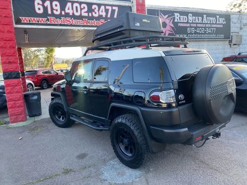 Used 2014 Toyota FJ Cruiser 4WD w/ Upgrade Package image 2