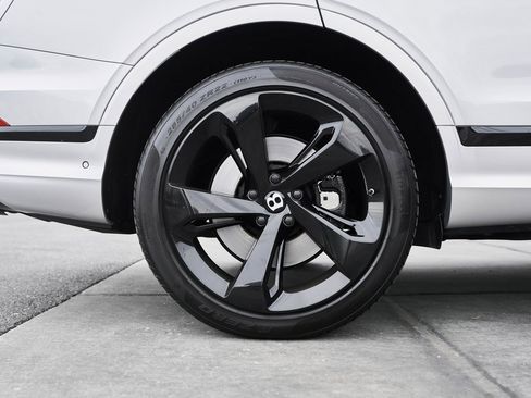 Used 2023 Bentley Bentayga Extended Wheelbase image 18