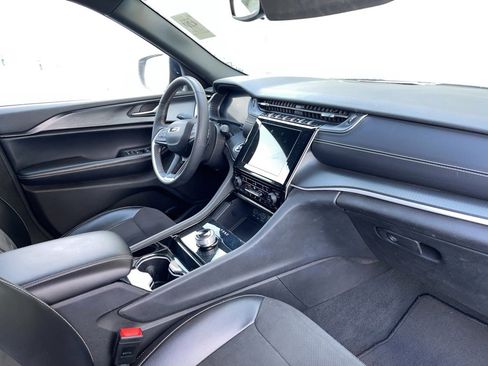 Used 2023 Jeep Grand Cherokee L Laredo image 3