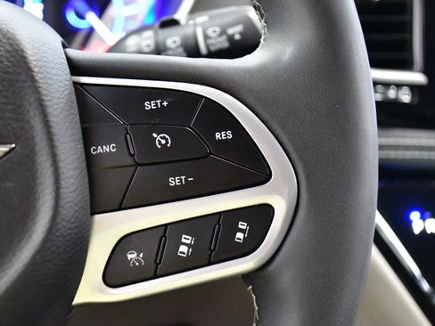 Used 2024 Chrysler Pacifica Limited FWD image 24
