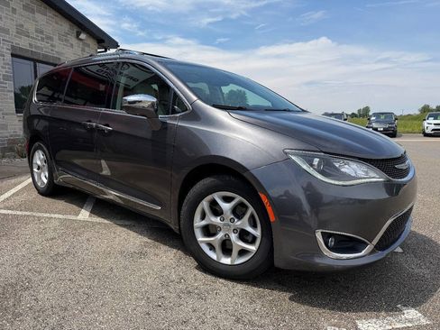 Used 2020 Chrysler Pacifica Limited FWD image 3