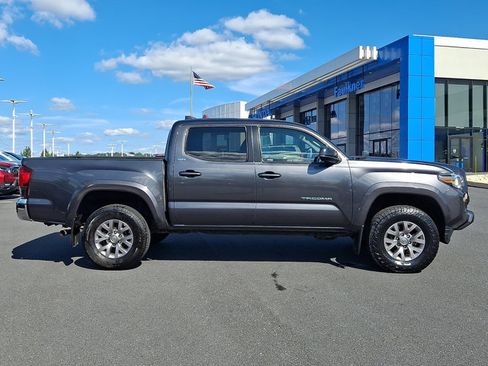 Used 2018 Toyota Tacoma SR5 AWD/4WD image 7