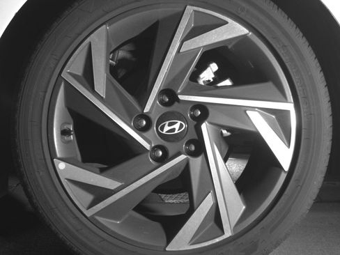 Used 2025 Hyundai Elantra SEL FWD image 14