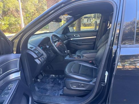 Used 2018 Ford Explorer XLT w/ Equipment Group 202A FWD image 9