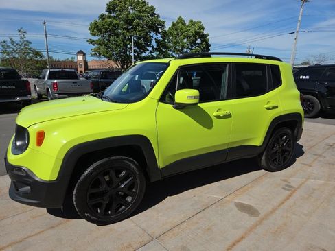 Used 2018 Jeep Renegade Altitude w/ UConnect 8.4 Nav Group AWD/4WD image 5