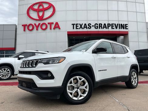 Used 2025 Jeep Compass Latitude image 2