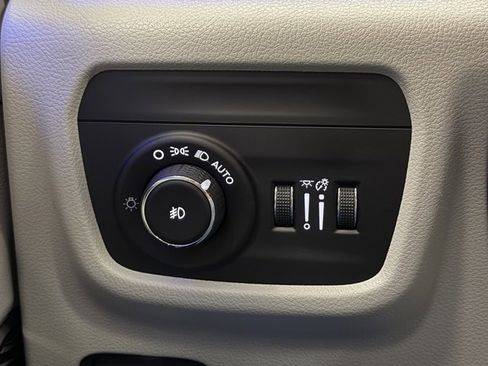 Used 2022 Jeep Grand Cherokee L Overland w/ Luxury Tech Group IV image 10