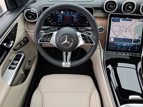 Used 2023 Mercedes-Benz GLC 300 4MATIC image 2