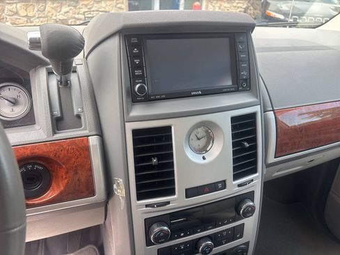 Used 2009 Chrysler Town & Country Touring FWD image 19