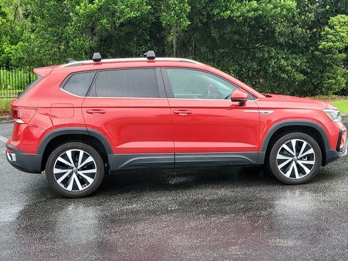 Used 2024 Volkswagen Taos SE w/ Panoramic Sunroof Package FWD image 8