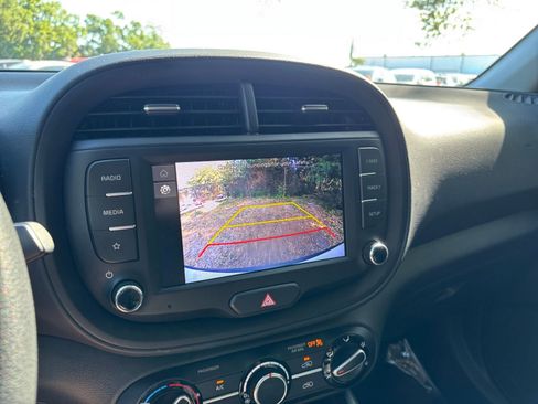 Used 2025 Kia Soul LX w/ LX Technology Package FWD image 23