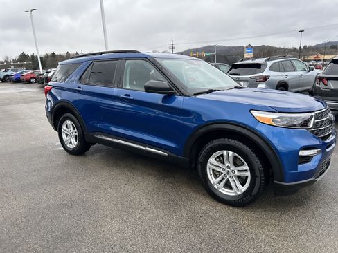 Used 2022 Ford Explorer XLT w/ Equipment Group 202A image 3