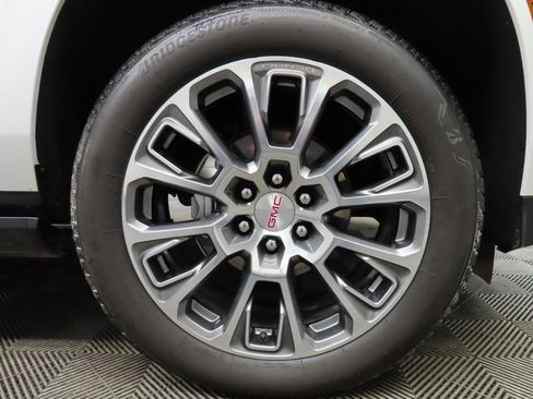 Used 2025 GMC Yukon Denali w/ Denali Reserve Package image 8