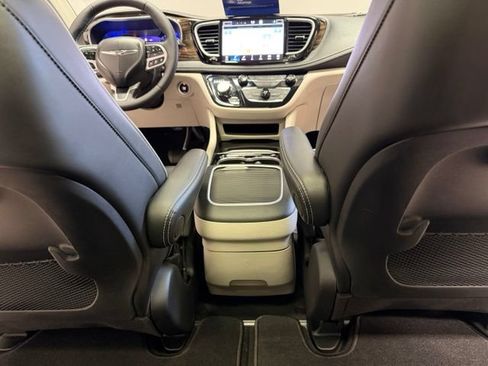 Used 2024 Chrysler Pacifica Limited FWD image 34