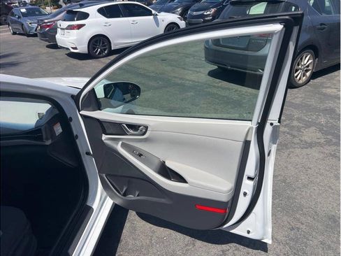 Used 2020 Hyundai Ioniq SE FWD image 11