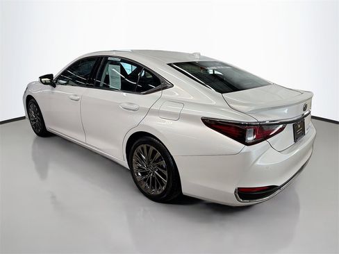 Used 2024 Lexus ES 300h w/ Accessory Package (Z2) image 5