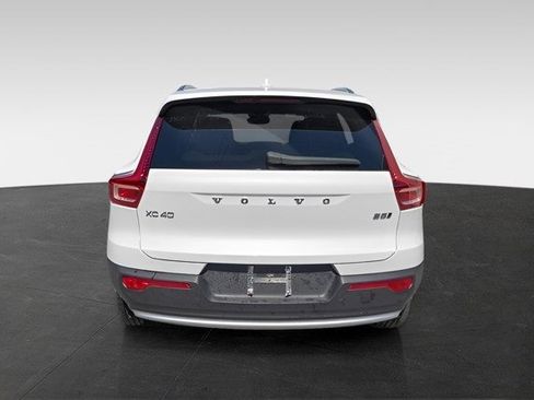 Used 2024 Volvo XC40 B5 Plus image 7