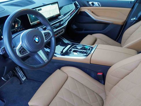 Used 2025 BMW X7 xDrive40i w/ M Sport Package image 9