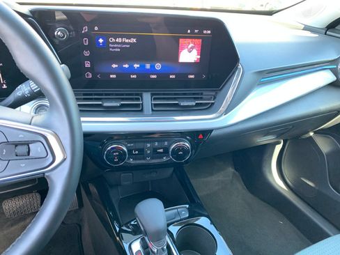 Used 2025 Chevrolet Trax LT w/ LT Convenience Package FWD image 17
