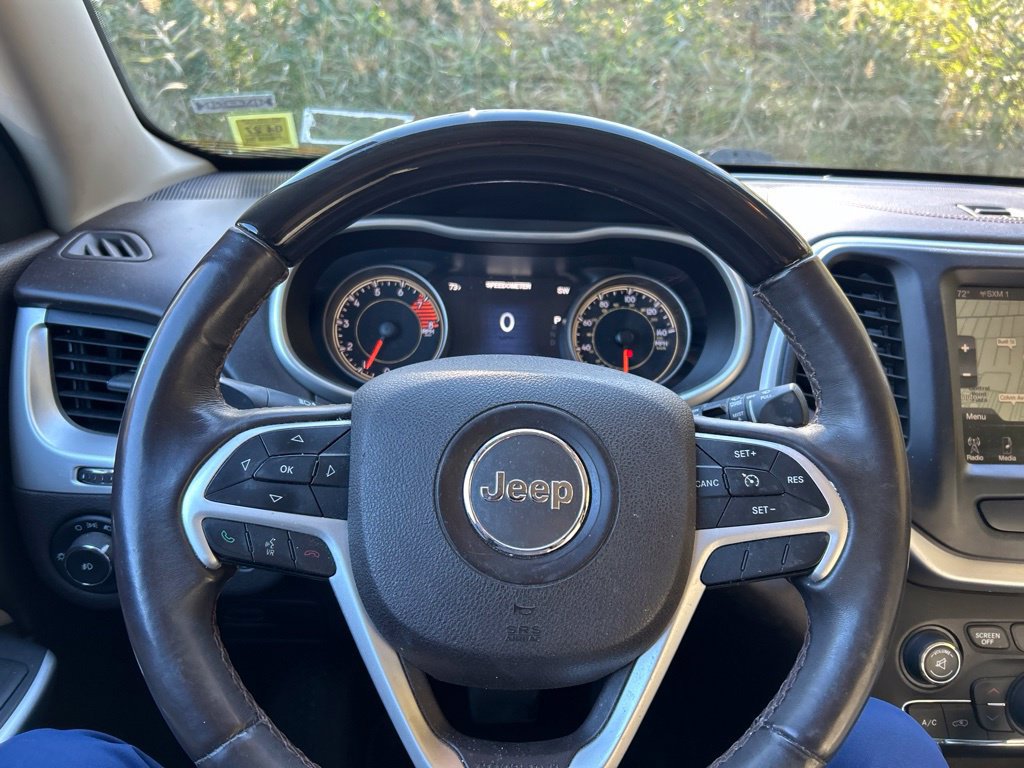 Used 2017 Jeep Cherokee Overland AWD/4WD image 16