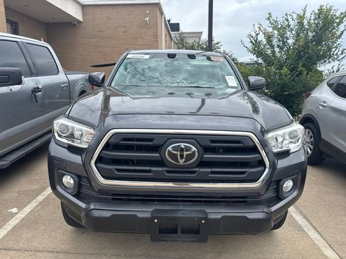 Used 2018 Toyota Tacoma SR5 RWD image 2