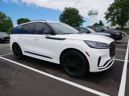 Used 2025 Lincoln Aviator Reserve w/ Equipment Group 201A AWD/4WD image 3