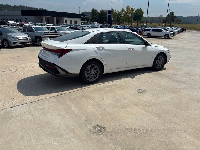 Used 2024 Hyundai Elantra SEL FWD image 39