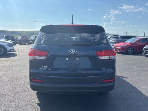 Used 2017 Kia Sorento AWD image 4