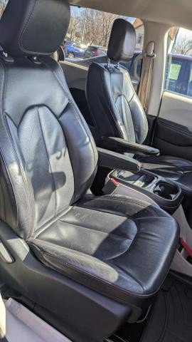 Used 2018 Chrysler Pacifica Touring-L FWD image 17