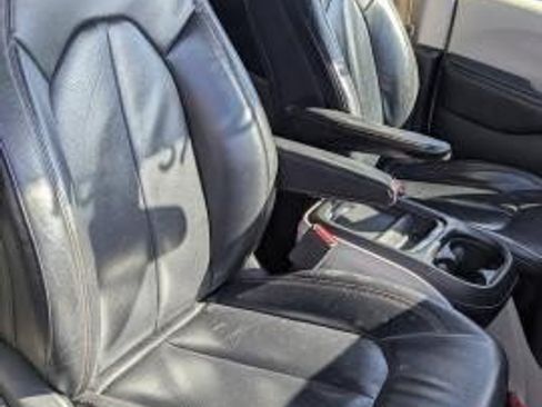Used 2018 Chrysler Pacifica Touring-L FWD image 17