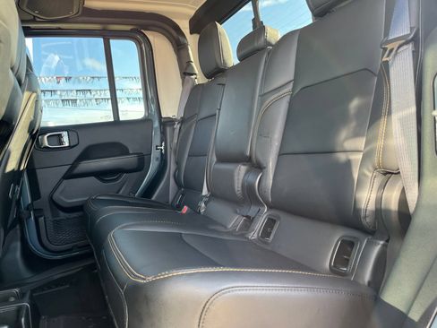 Used 2025 Jeep Gladiator Sport AWD/4WD image 12