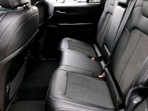 New 2025 Jeep Grand Cherokee Altitude image 18