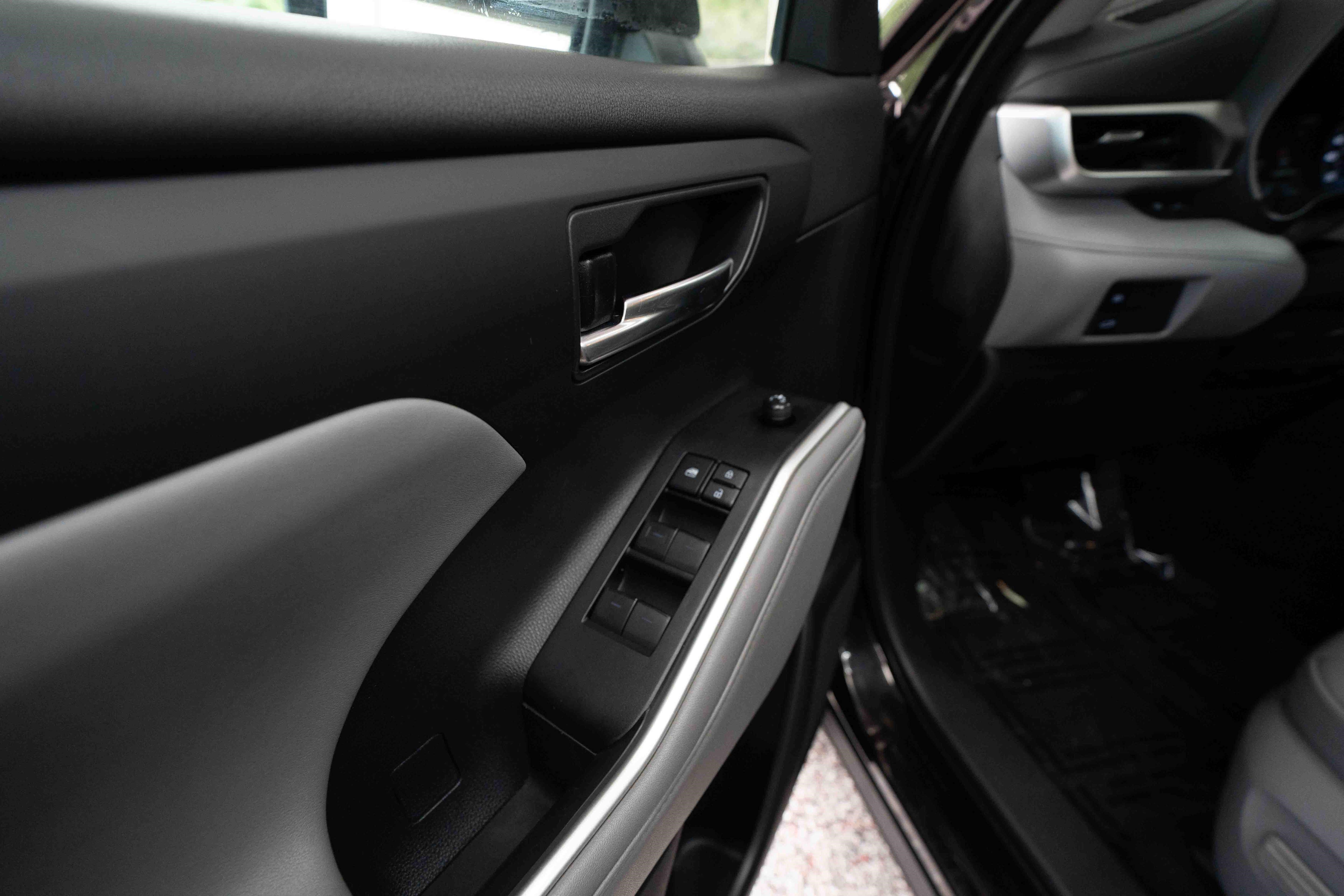 Used 2021 Toyota Highlander XLE AWD/4WD image 7