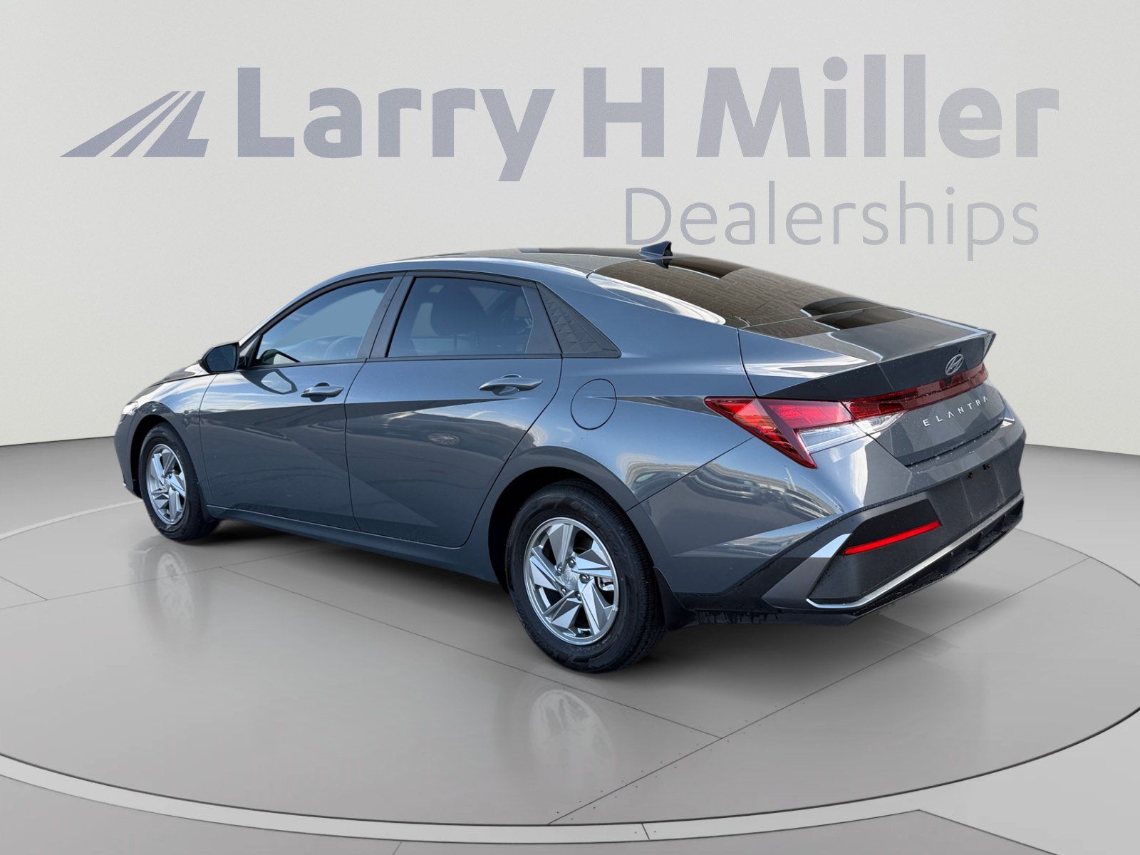 Certified 2025 Hyundai Elantra SE FWD image 3