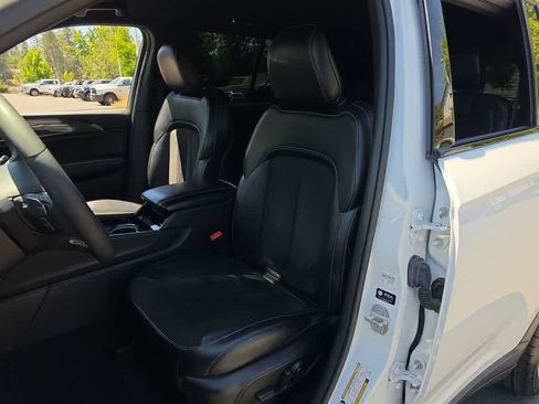 Used 2023 Jeep Grand Cherokee Altitude AWD/4WD image 11