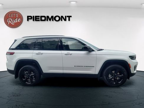 Used 2025 Jeep Grand Cherokee Limited w/ Black Appearance Package AWD/4WD image 4