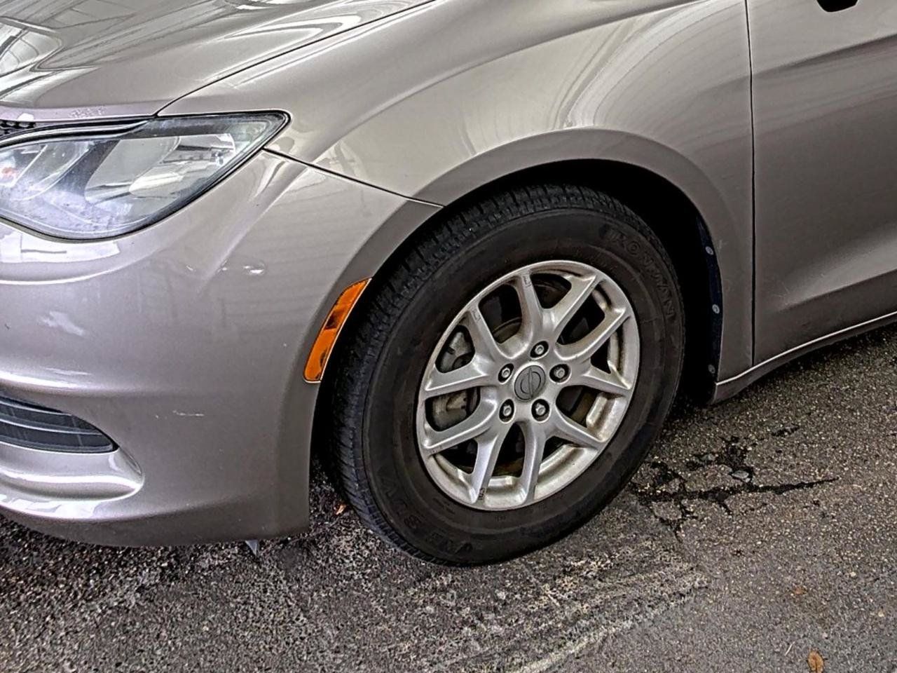 Used 2018 Chrysler Pacifica LX FWD image 11