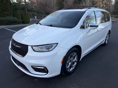 Used 2022 Chrysler Pacifica Limited image 1