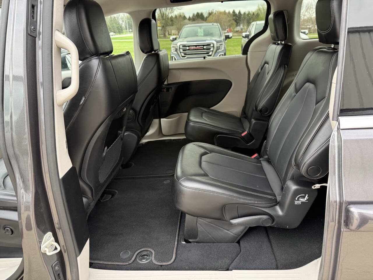 Used 2023 Chrysler Pacifica Touring-L AWD/4WD image 6