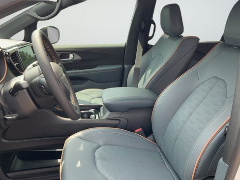 New 2027 Chrysler Pacifica Pinnacle w/ Theater Group FWD image 17