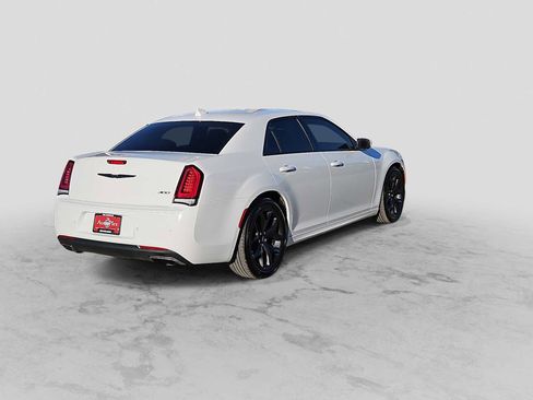 Used 2022 Chrysler 300 Touring L image 8