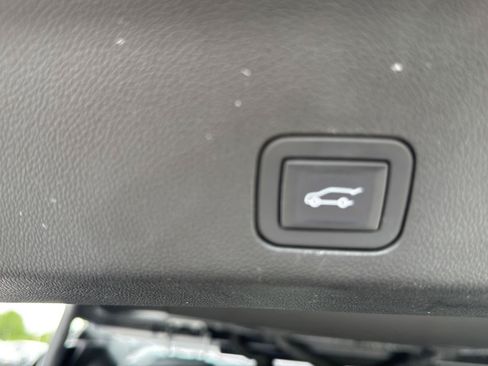 Used 2024 GMC Yukon XL Denali AWD/4WD image 11