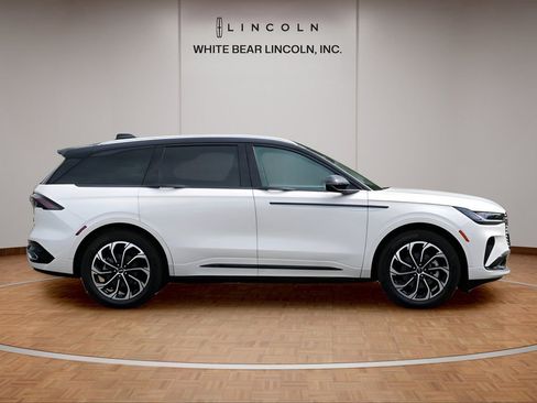 Used 2025 Lincoln Nautilus Reserve AWD/4WD image 4